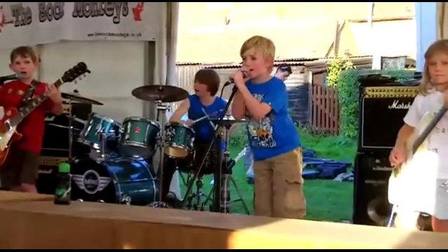 Семилетние дети играют песню металлики-enter sandman(смотреть до конца)