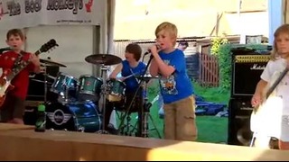 Семилетние дети играют песню металлики-enter sandman(смотреть до конца)
