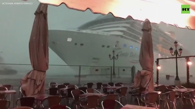 В Венеции круизный лайнер чуть не врезался в прибрежное кафе во время шторма