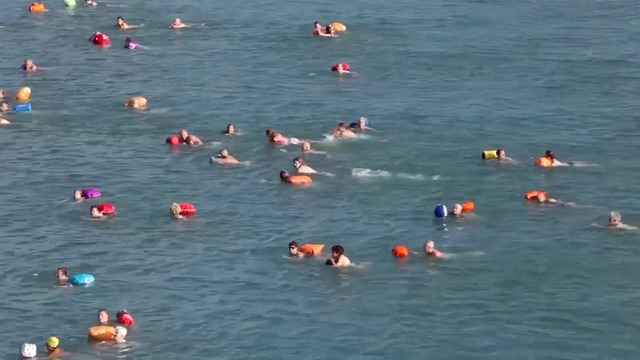 Водонепроницаемые мешки стали аксессуарами пловцов в Рейне - Mover.uz