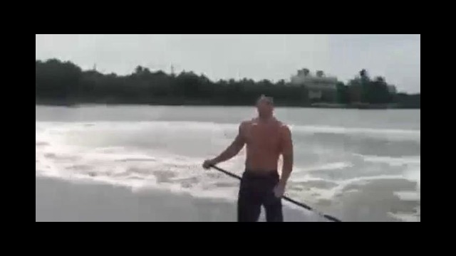 Бриггс опрокинул Кличко в воду