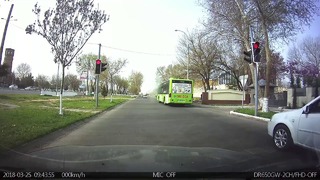 В Ташкенте водитель автобуса проехал на красный свет