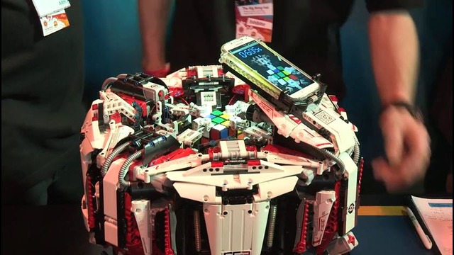 Робот из Lego установил рекорд по сборке кубика Рубика