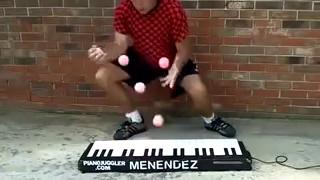 Жонглёр играет мячами на синтезаторе! ПОСМОТРИ ДО КОНЦА ОФИГЕЕШЬ