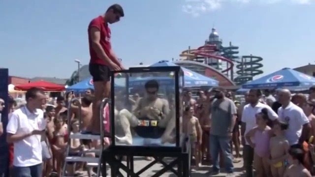 Вако Марчилашвили установил мировой рекорд собирая Кубик Рубика под водой