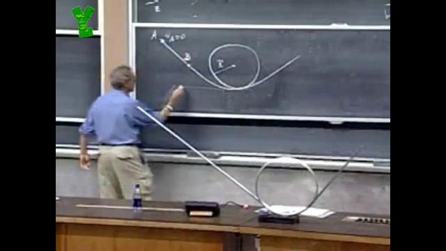 Преподаватель рисует пунктирные линии от руки