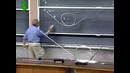 Преподаватель рисует пунктирные линии от руки