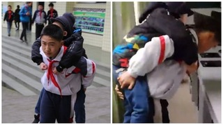 Этот 12-тилетний мальчик носит в школу своего больного друга уже шесть лет