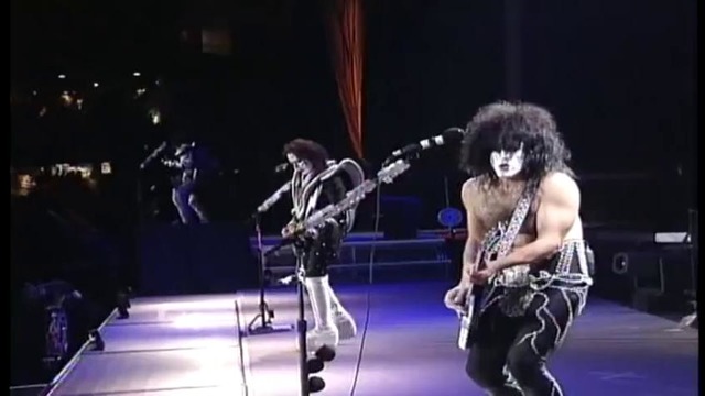 KISS – I Was Made For Lovin’ You (Live At Dodger Stadium) – 1998