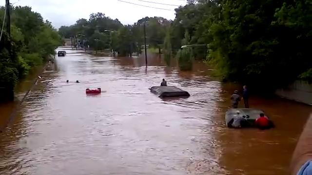 Американские военные решили проехать по наводнению под водой