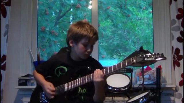 Мальчик играет Children Of Bodom – Silent Night Bodom Night (cover)