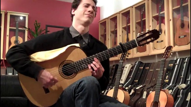 Grisha Goryachev tries out a Reyes flamenco guitar (part 2)