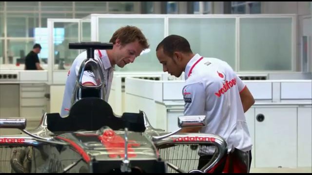 Пилоты собирают болид Vodafone McLaren F1