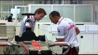 Пилоты собирают болид Vodafone McLaren F1