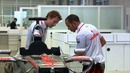 Пилоты собирают болид Vodafone McLaren F1