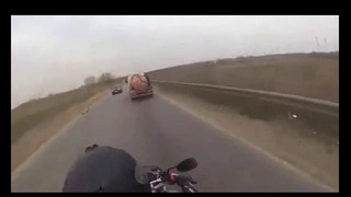 Столкновение мотоциклиста с открывающейся дверцей автомобиля