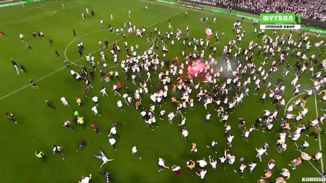 Фанаты «Айнтрахта» высыпали на поле после выхода в финал Лиги Европы | Айнтрахт – Вест Хэм