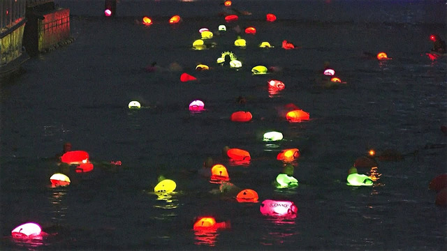 Дания: 3700 пловцов ночью проплыли по каналам столицы