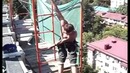 Чувак экстремаль в тапках