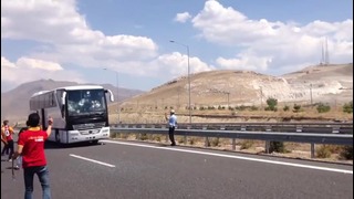 Фанаты Галатасарая аттаковали автобус болельщиков Бешикташа