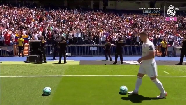 Luka Jović takes to the Bernabéu pitch