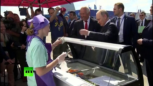 Путин угостил делегацию правительства мороженым на авиасалоне МАКС-2017