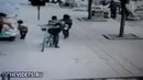 Мальчик бросил петарду в люк