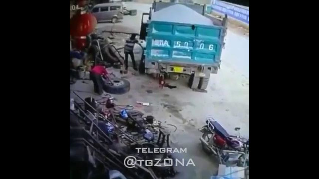 Взрыв колеса грузовика