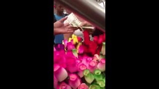 Мужчина купил у 140 роз, а потом сделал нечто очень трогательное
