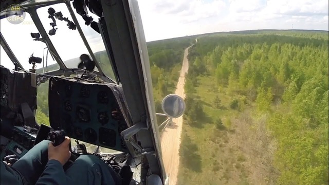 Бесстрашные пилоты на Ми-8 гоняют низко над деревьями и полосой