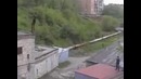 Парень спрыгнул с гаража