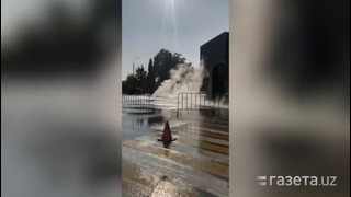 На улице Нукусской в Ташкенте прорвало трубопровод
