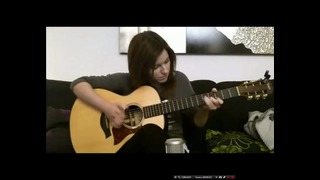Красивая Девушка Исполняет мелодию на гитаре