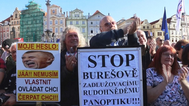 В Праге сотни протестующих выступили против премьера Андрея Бабиша