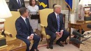 Охранник спас Трампа от падающей лампы