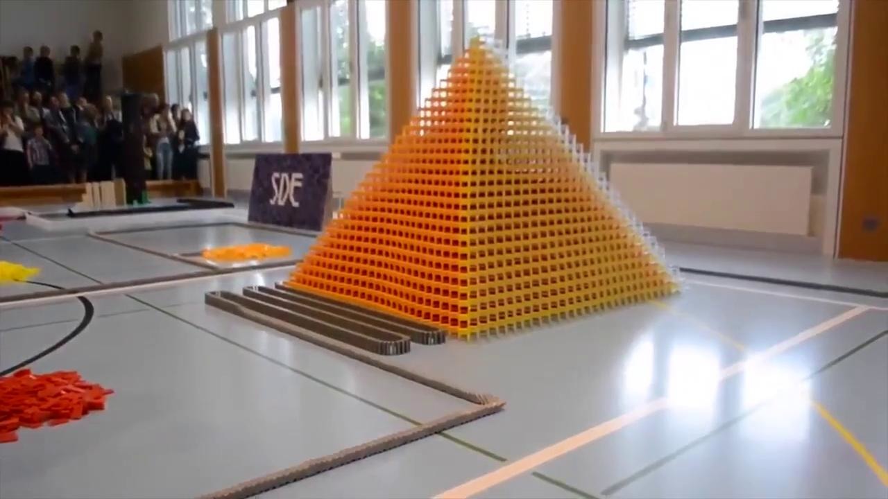 цепная реакция видео. дорожка из домино. фигуры из домино. цепная реакция видео. цепная реакция домино и шарики на горке.