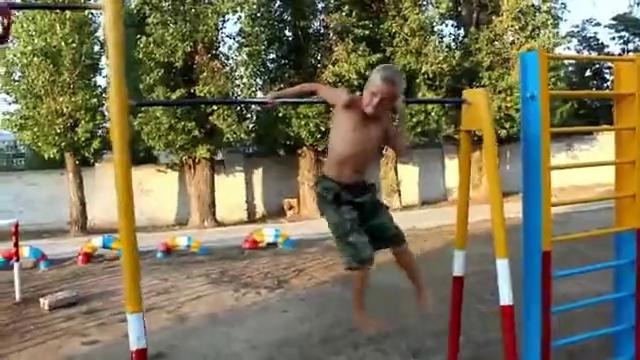 10 летний мальчик на турнике