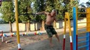 10 летний мальчик на турнике