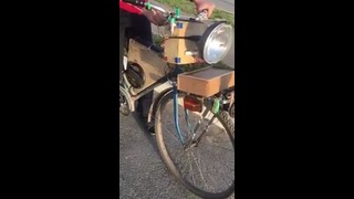 Изобретатель показывает свой велосипед
