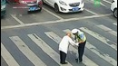 Китайский полицейский перенес пенсионера через дорогу