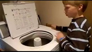 Пацан играет на стиральной машине вместо барабана