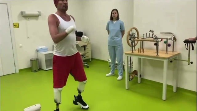Роман Костомаров впервые показал ампутированные кисти рук. Как проходит реабилитация спортсмена