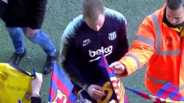 Ter Stegen nearly poked in the eye by a flag as he signs autographs 05 January 2019