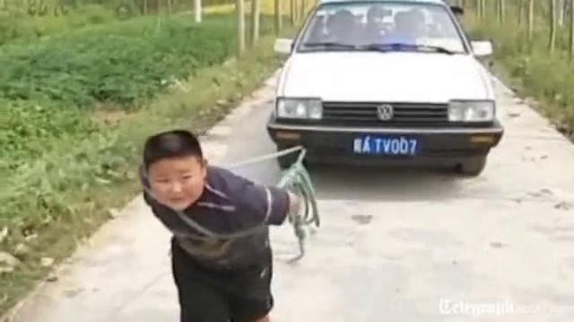 Семилетний китаец передвигает машины