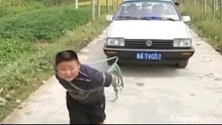 Семилетний китаец передвигает машины