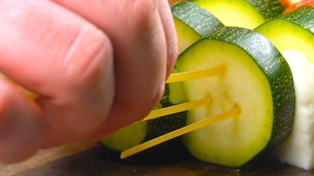 Втыкаем макароны в сырые овощи – и на сковороду. Очень просто и вкусно