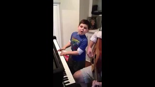 Шестилетний талант играет на пианино и поет