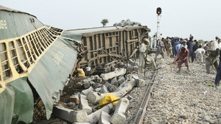 Страшная авария в Пакистане: поезд сошёл с рельсов