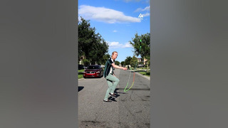 Guy Shows Impressive One-handed Jump Rope Tricks
