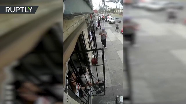 Момент крушения самолёта ВВС Перу в Лиме попал на видео